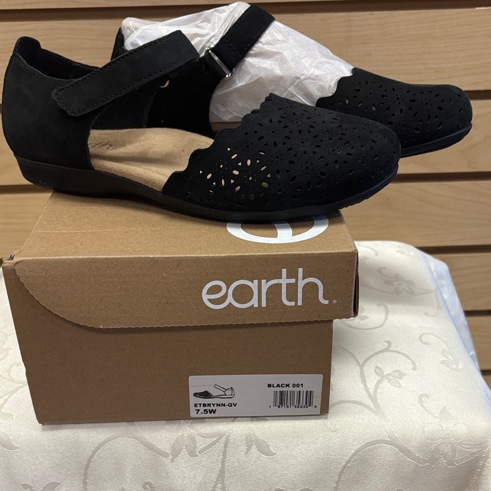 Earth Women's Black Cutout Flats